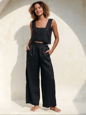 100% Linen Like New - Chic Black Wide-Leg Pants with Mother of Pearl Buttons - S